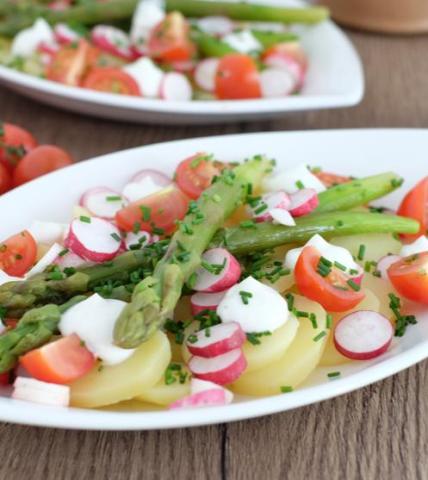 Salade complète aux asperges, radis et pommes de terre