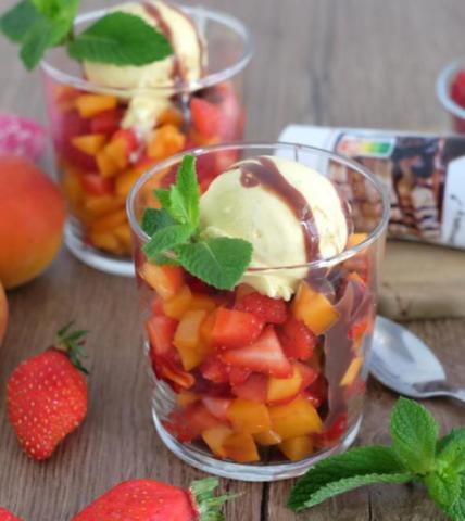 Salade de fruits glace vanille et sauce au lait concentré chocolat