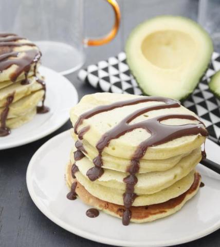 Pancakes avocat et sauce chocolat