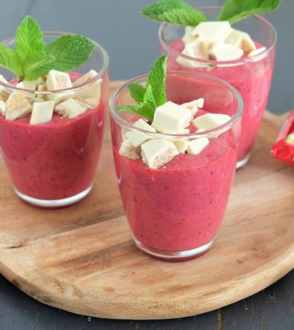 Smoothie aux fruits rouges et KITKAT White