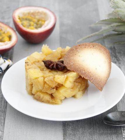 Ananas rôti aux épices, sauce passion et tuiles au romarin et lait concentré sucré