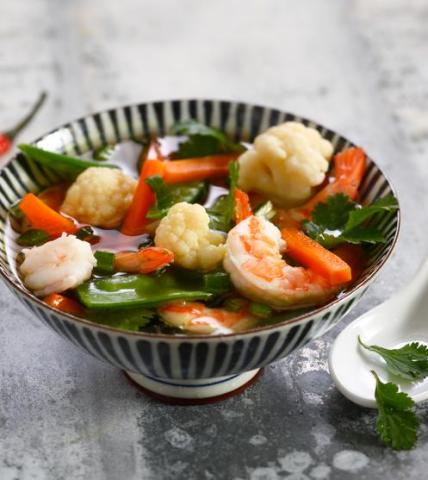 Bouillon aux crevettes, légumes et coriandre