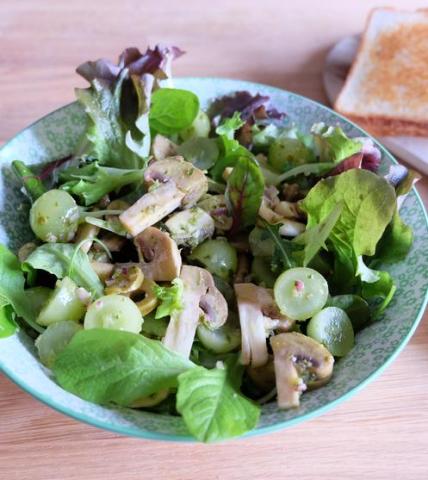 Salade de mâche, raisins, olives et champignons au pesto