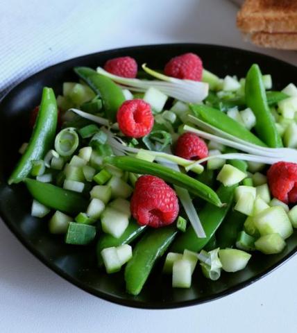 Salade de pois gourmands, concombre et framboises