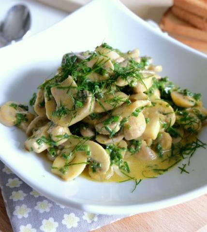 Salade de champignons au curry et fines herbes