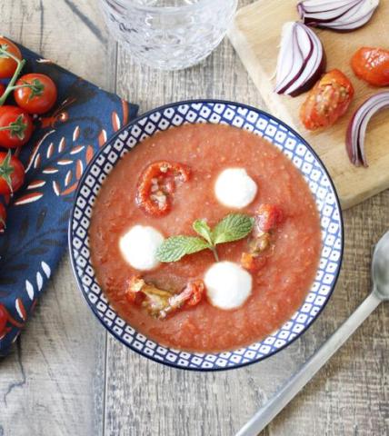 Velouté de tomates cerises glacé, mozzarella