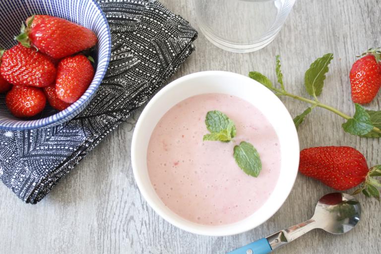 Soupe mousseuse de fraises