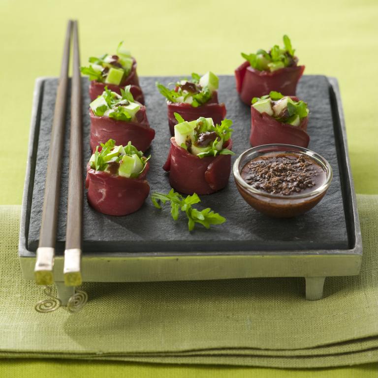 Makis de canard, des de pommes et roquette, vinaigrette au chocolat