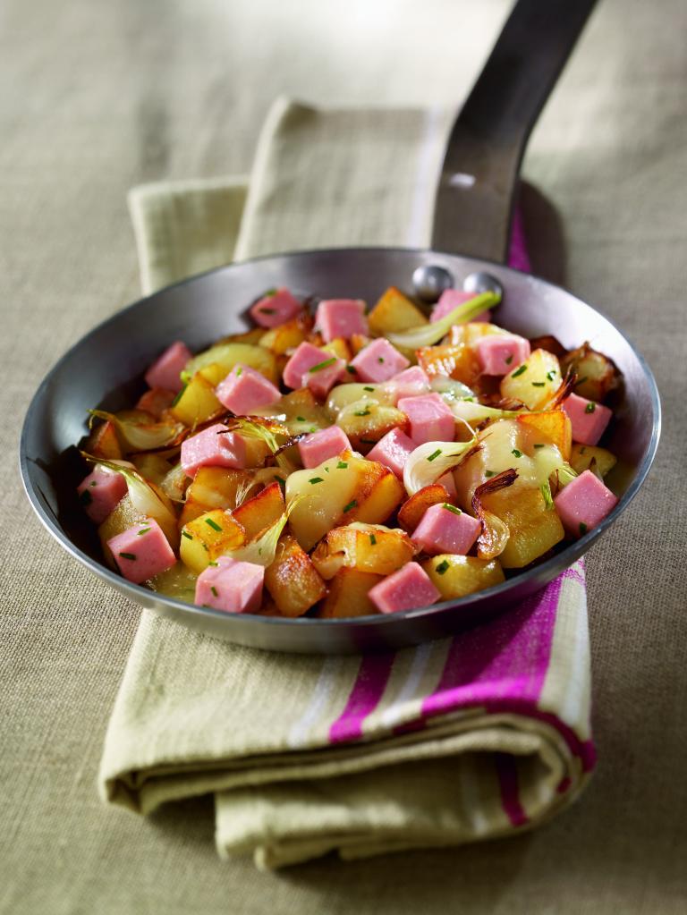 Poêlée de pommes de terre aux dés de jambon, petits oignons