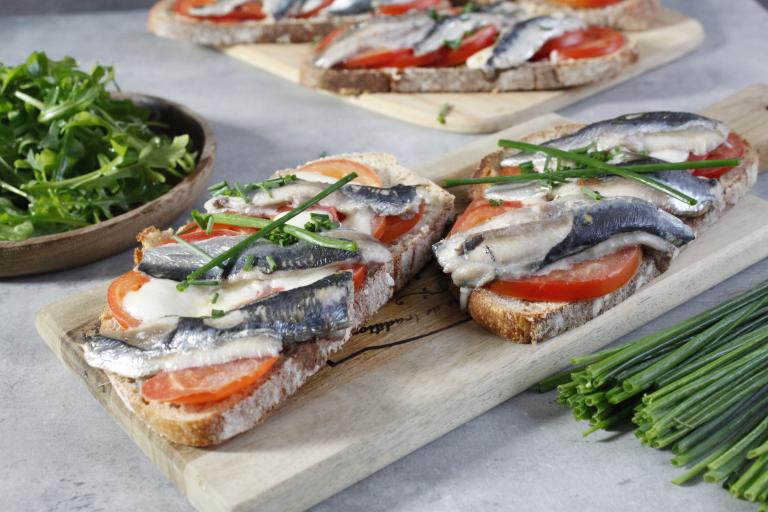 Tartines de sardines grillées tomates et ciboulette