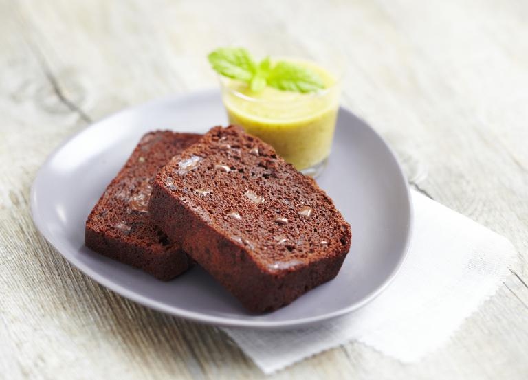 Cake chocolat au coulis de pèches menthe et amandes grillées (exclusivité facebook)