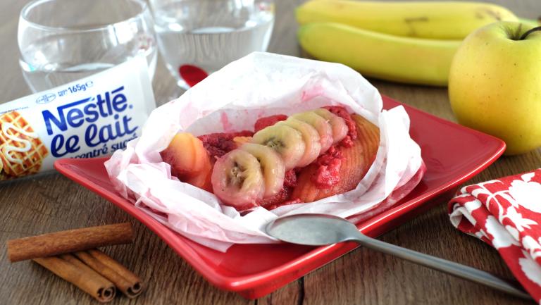 Papillottes de fruits sauce au lait concentré