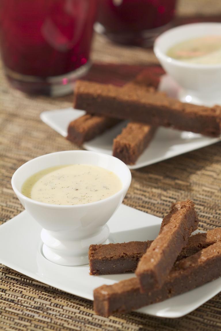 Mouillettes de gateau au chocolat, sauce vanille