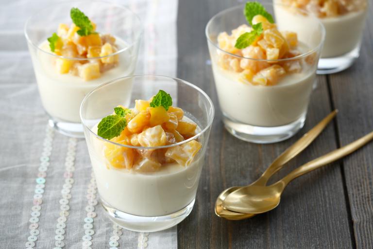 Panna cotta à la cardamome et ananas rôti