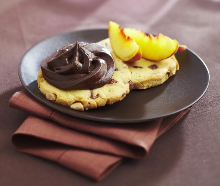 Croquants aux amandes, mousse chocolat caramel et pêches