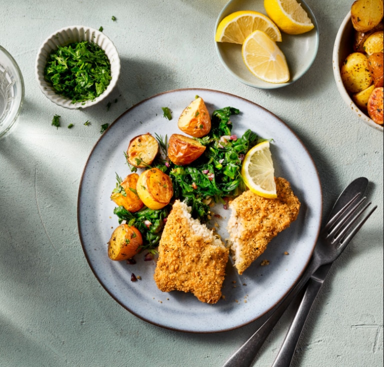 Pané façon marine aux épinards sautés et pommes de terre rôties