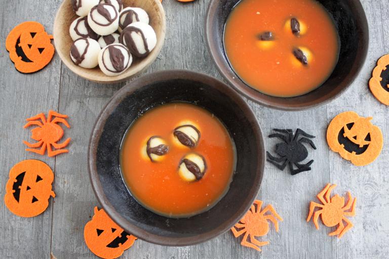 Soupe à l'orange sanguine d'Halloween et yeux au lait concentré