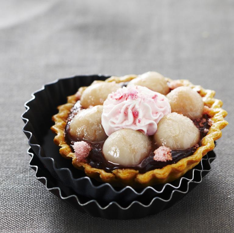 Tartelettes chocolat litchis et chantilly de biscuits roses