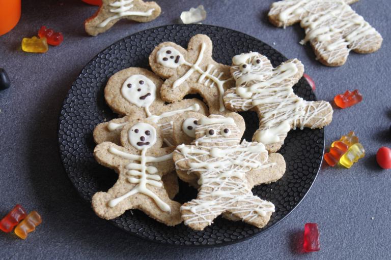 Biscuits squelettes et momies d'halloween au chocolat blanc