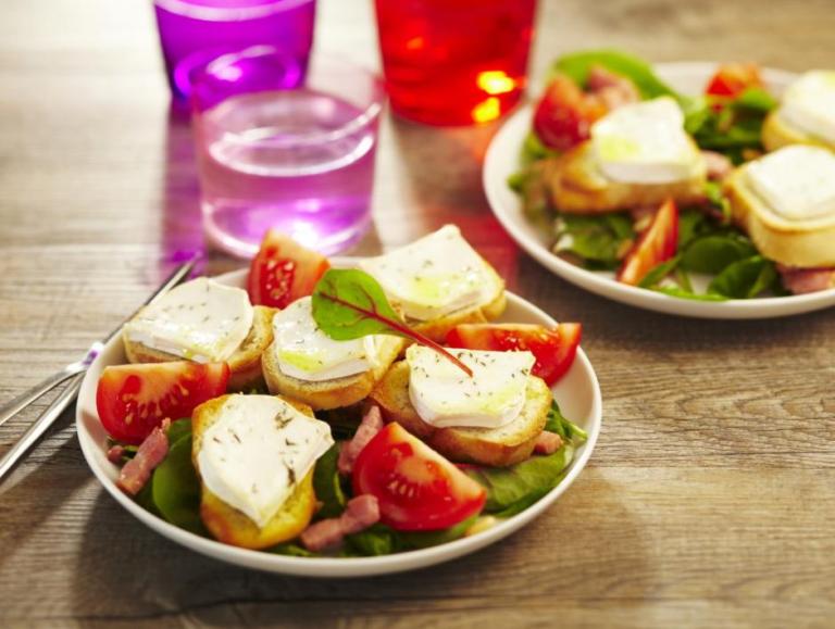 Salade de chèvre chaud aux allumettes