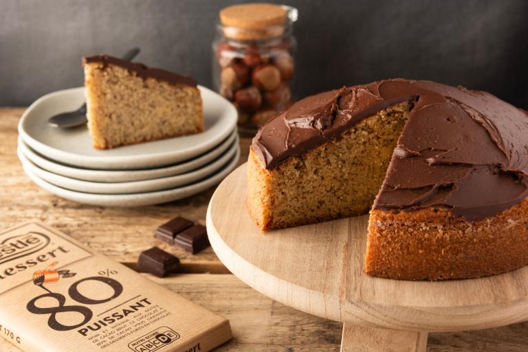 Gâteau moelleux à la noisette et glaçage 80%