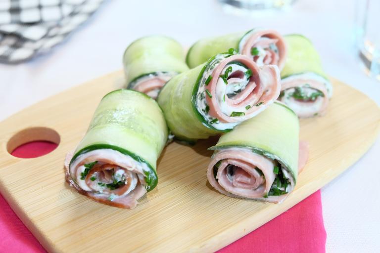 Rouleaux de concombre au jambon et fromage frais