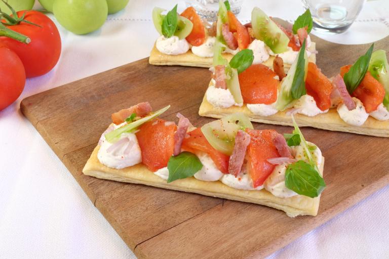 Tartines feuilletées à la tomate