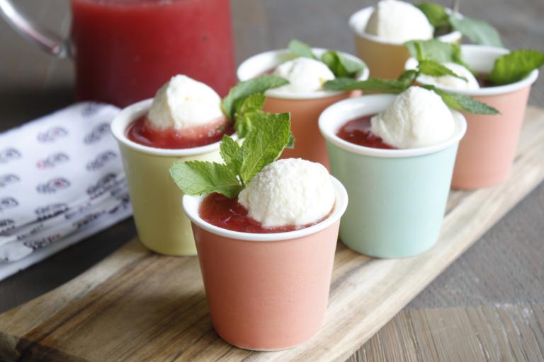 Soupe de pastèque à la menthe et granité de chocolat blanc