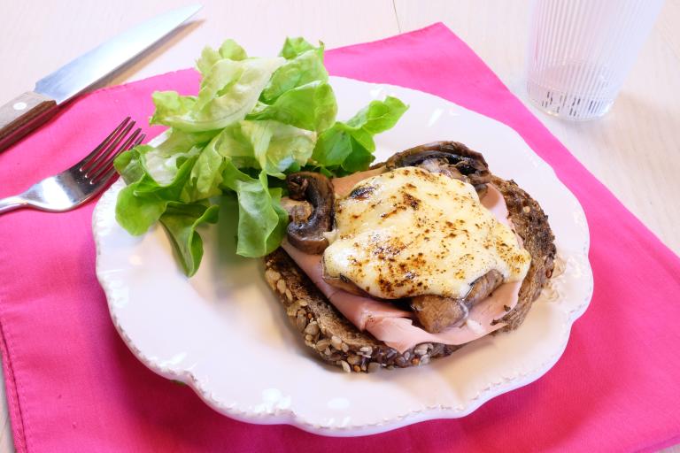 Bruschetta au jambon et champignons