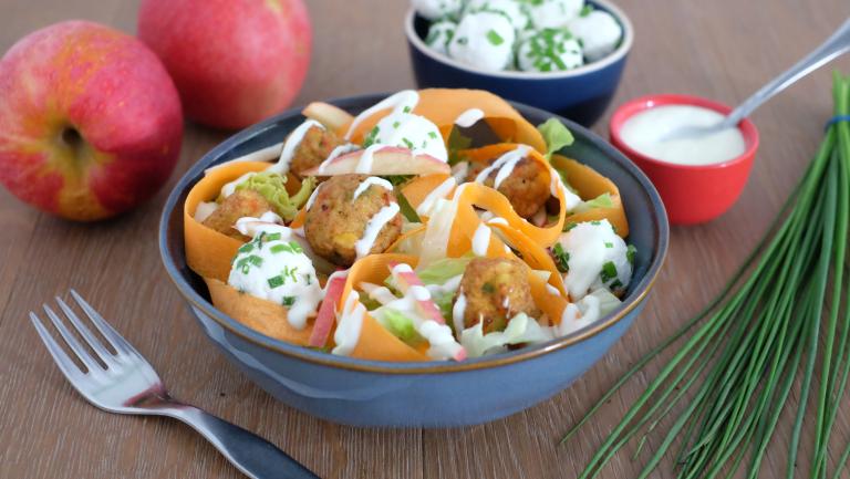 Salade de boulettes de légumes, carottes, chèvre frais