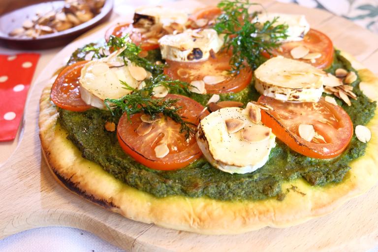 Pizza pesto aux fanes de carottes, tomates et chèvre