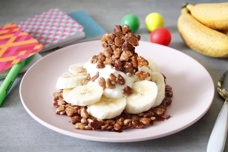 Crispy cereal with banana and honey cottage cheese