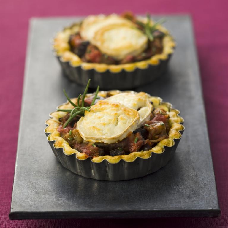 Tartelettes aux des d'aubergine, chevre et romarin