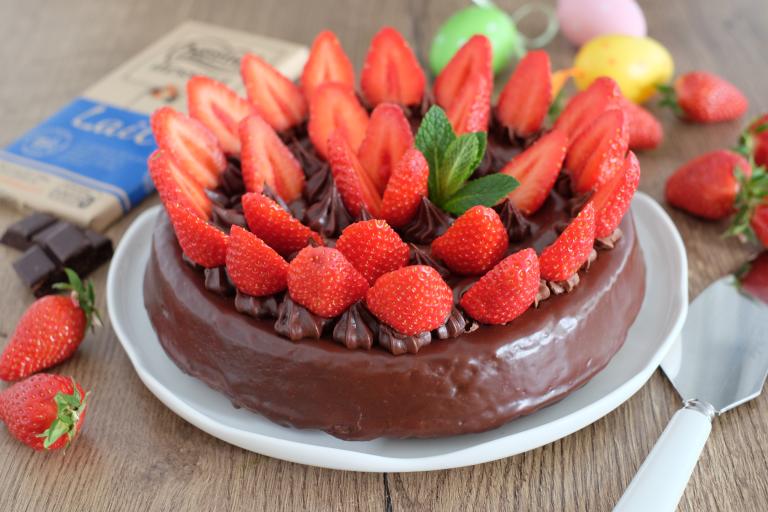 Gâteau de Pâques fraises et duo de chocolats