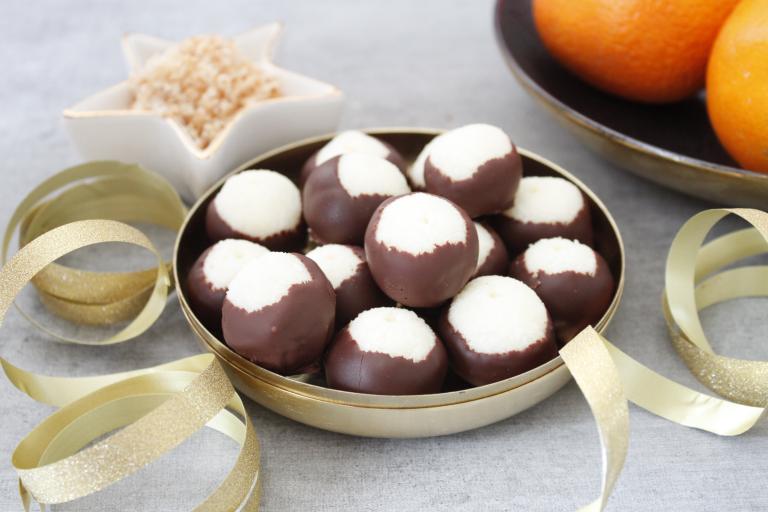 Boules de Noël noix de coco, lait concentré sucré et chocolat