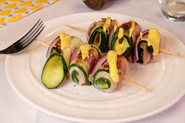 Brochettes de courgette au bacon, sauce cheddar