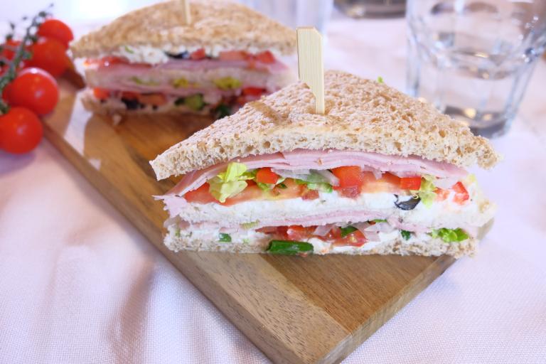 Club sandwich, jambon, tomate, feta, olives