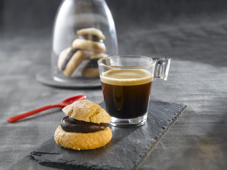 Amaretti et ganache au chocolat corsé