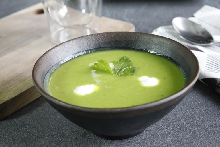 Soupe glacée courgette, petits pois et billes de chèvre