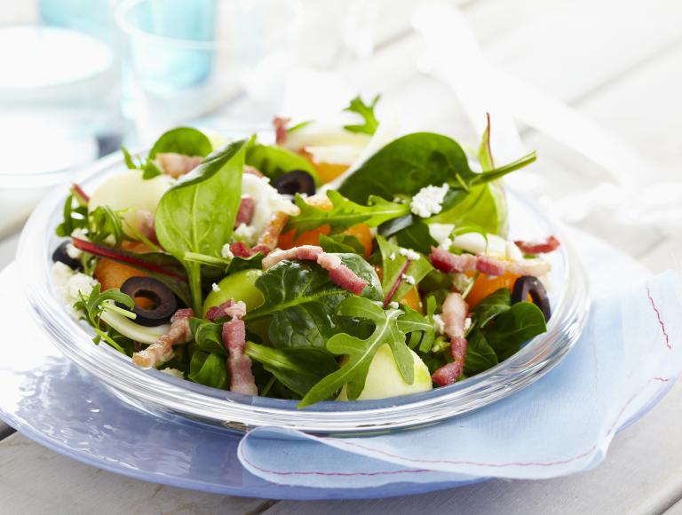 Salade au concombre,melon,pomme, allumettes et chèvre