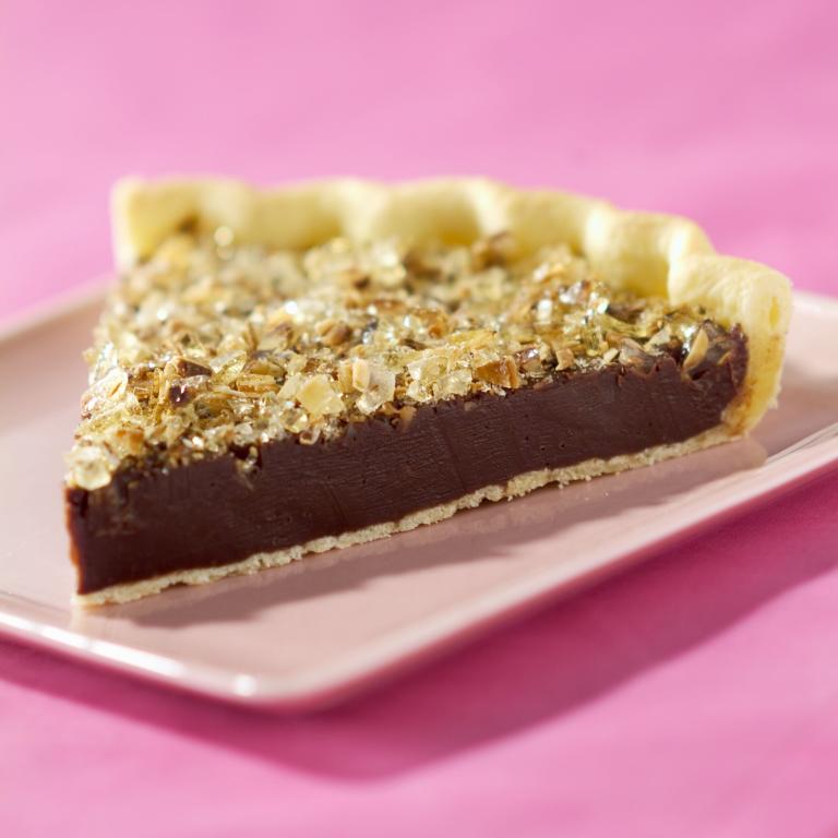 Tarte au chocolat, eclats de caramel croquants et amandes