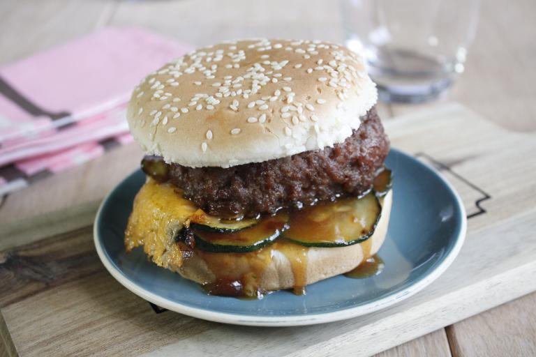 Burger cheddar courgettes