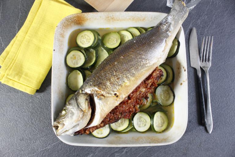 Bar au pesto rouge et fondue de courgettes