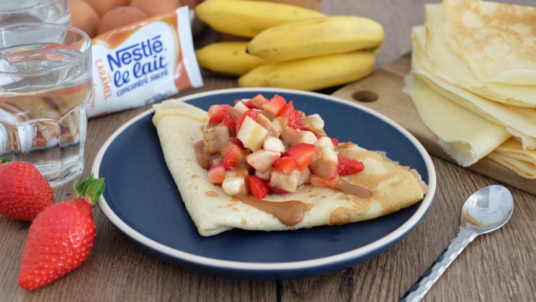 Crepes aux fruits et sauce caramel