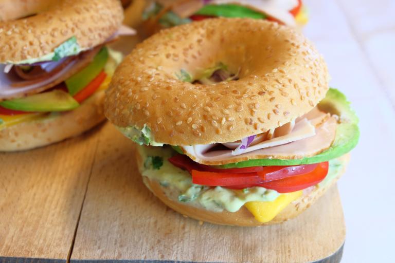 Bagels au poulet, poivron, avocat, cheddar