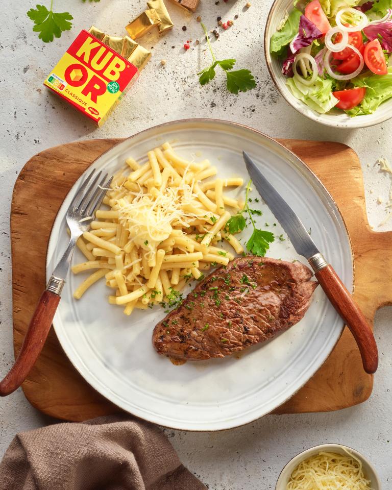 Steak de boeuf et macaronis