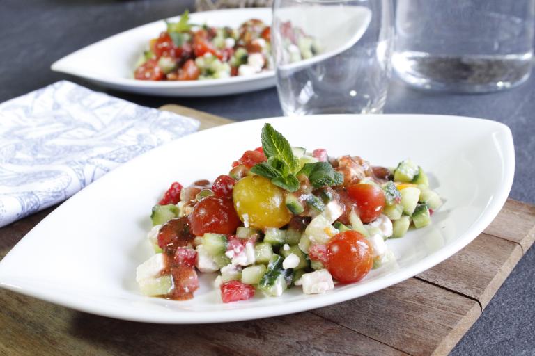 Salade de tomates, fraises et concombre au coulis de fraises