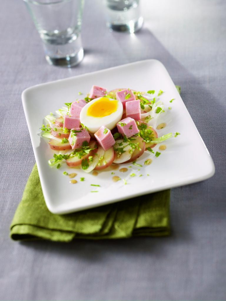 Salade de pommes de terre tièdes, jambon et oeufs mollets