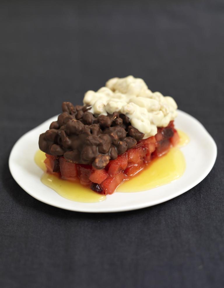 Compotée de quetches, pommes et croustillants aux 2 chocolats