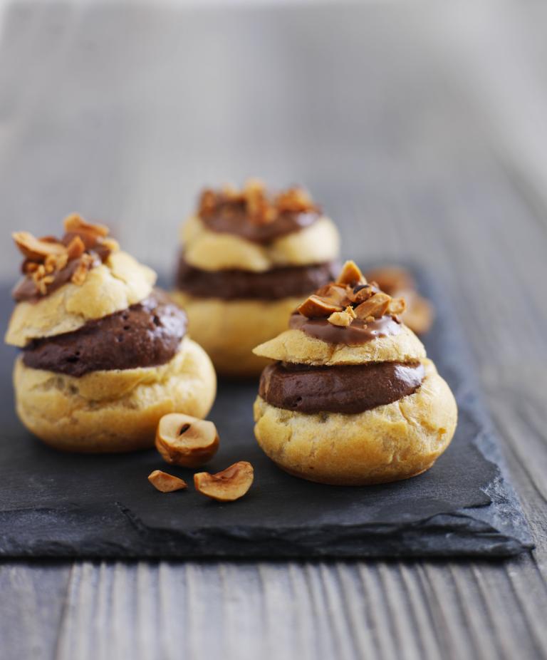 Choux à la mousse de chocolat noir, glaçage chocolat caramel, noisettes grillées